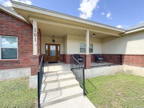 101 8th Street Natalia TX 78059