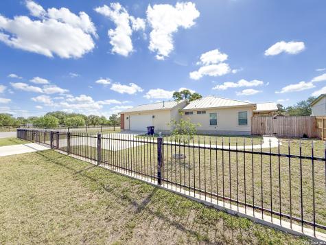 101 8th Street Natalia TX 78059