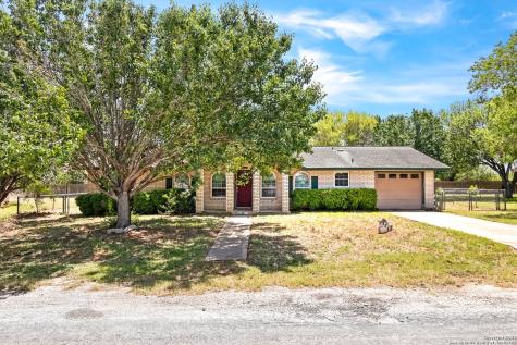 220 Blue Bonnet Floresville TX 78114