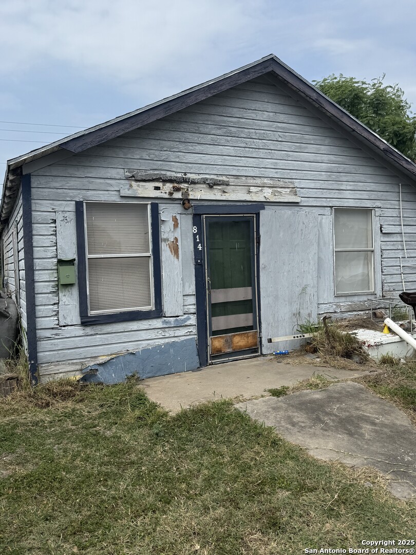 814 E. Yoakum Kingsville TX 78363