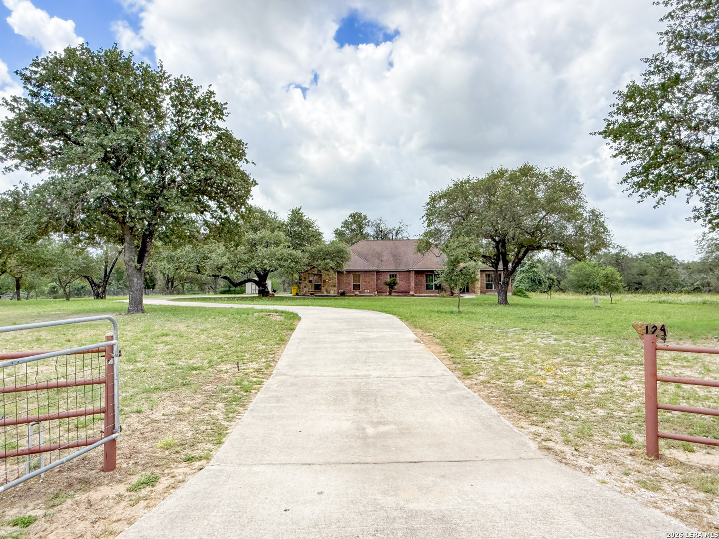 124 County Road 6879 Natalia TX 78059
