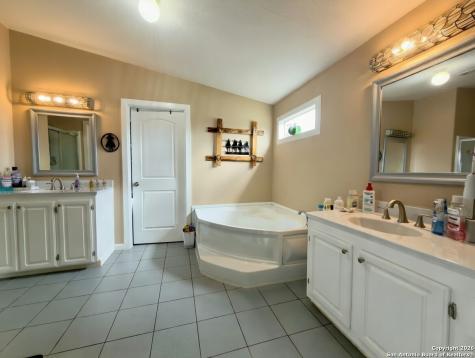 946 Frontier Lane Bandera TX 78003