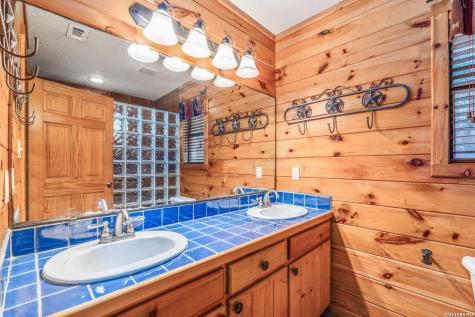 128 Mountain Laurel Concan TX 78838