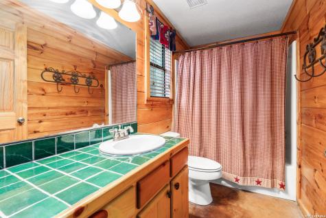 128 Mountain Laurel Concan TX 78838