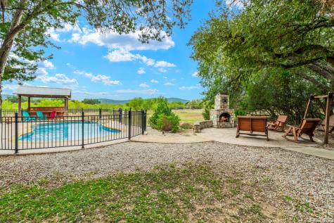 128 Mountain Laurel Concan TX 78838