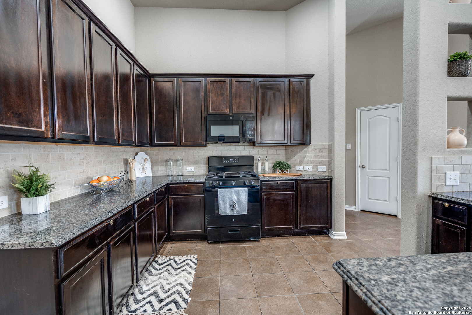 8811 Falcon Park Converse TX 78109