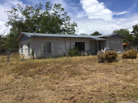 1303 N Windy Knoll Drive Devine TX 78016