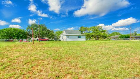 1510 C Street Floresville TX 78114
