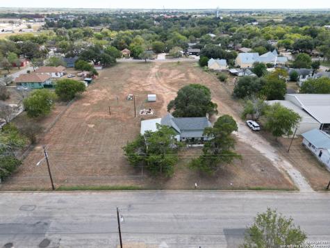 1510 C Street Floresville TX 78114