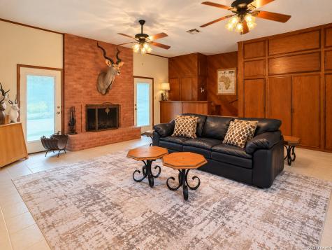228 Sagecrest Drive Hollywood Park TX 78232