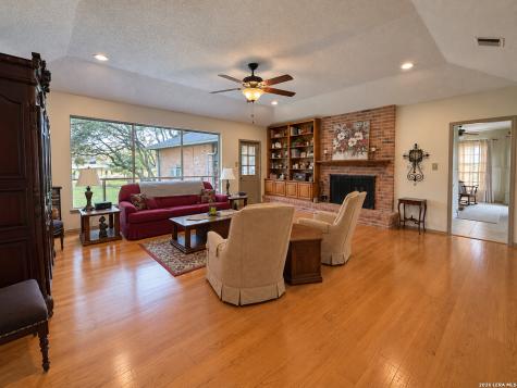 228 Sagecrest Drive Hollywood Park TX 78232