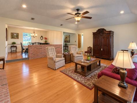 228 Sagecrest Drive Hollywood Park TX 78232
