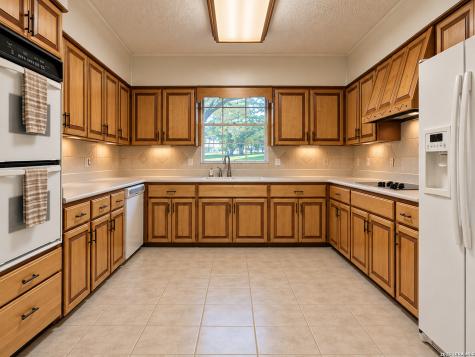 228 Sagecrest Drive Hollywood Park TX 78232