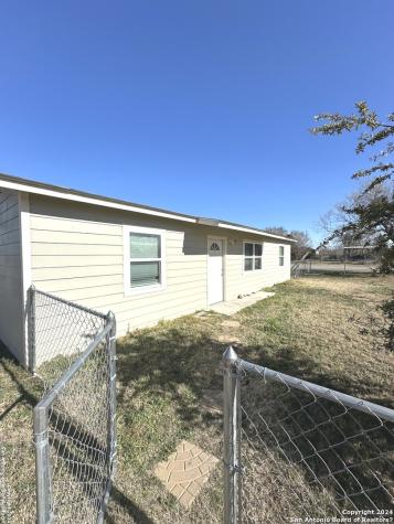 275 E Hutchins Street La Pryor TX 78872