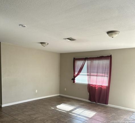275 E Hutchins Street La Pryor TX 78872