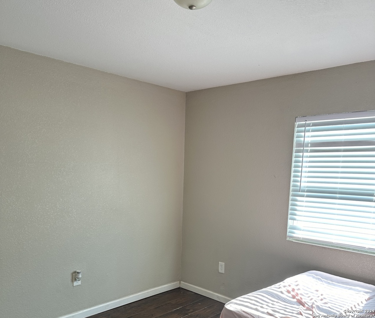 275 E Hutchins Street La Pryor TX 78872
