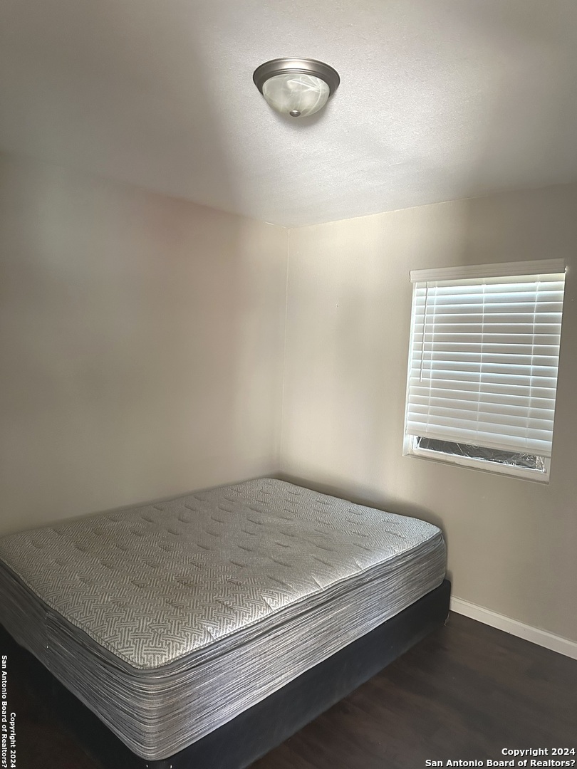 275 E Hutchins Street La Pryor TX 78872