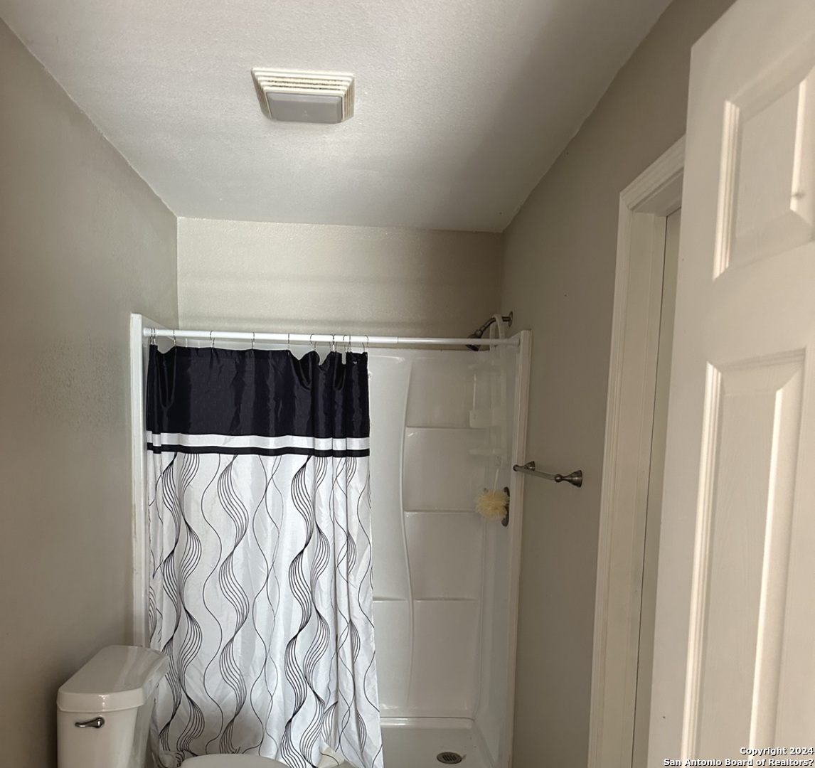 275 E Hutchins Street La Pryor TX 78872