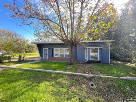1606 J Street Floresville TX 78114