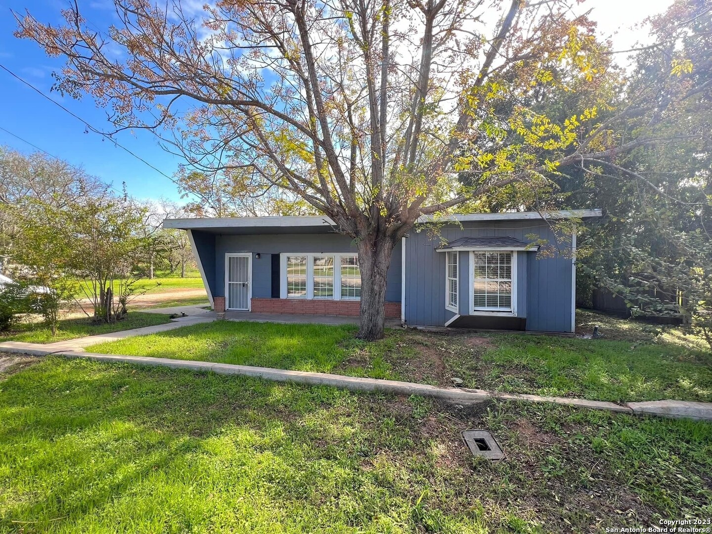 1606 J Street Floresville TX 78114