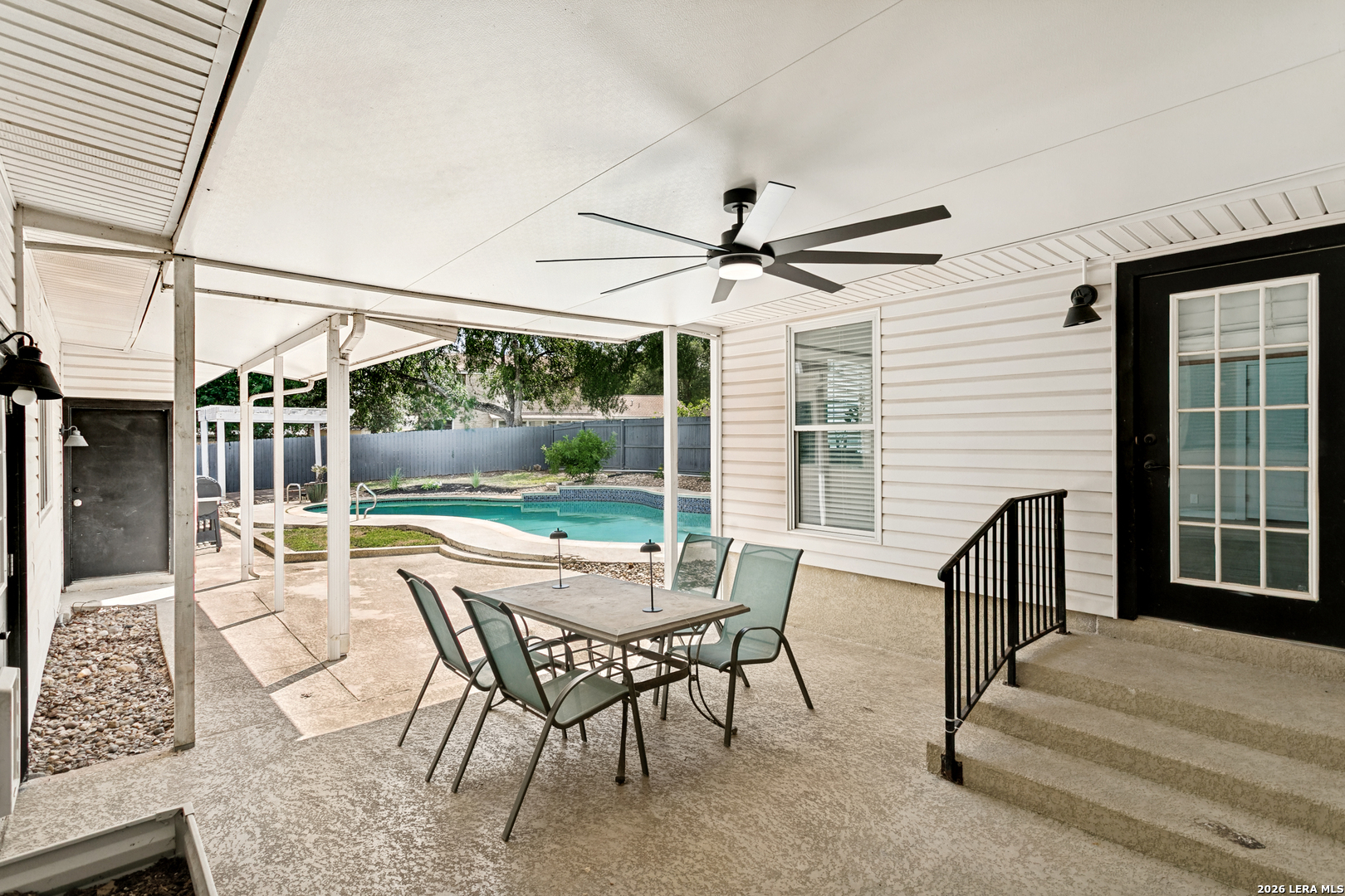 102 Silver Springs Universal City TX 78148