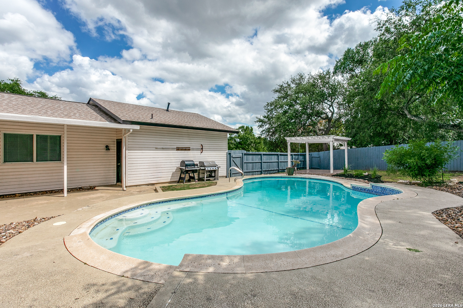 102 Silver Springs Universal City TX 78148
