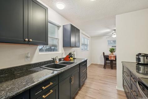 802 Eagle Creek Floresville TX 78114