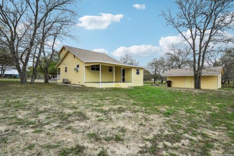 802 Eagle Creek Floresville TX 78114