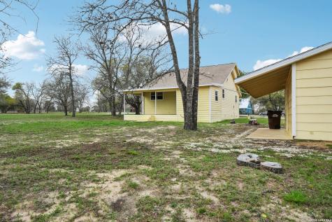 802 Eagle Creek Floresville TX 78114