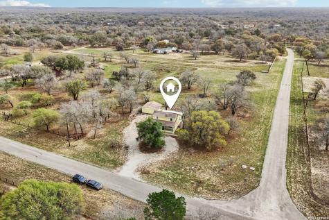 802 Eagle Creek Floresville TX 78114