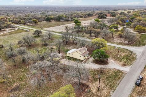 802 Eagle Creek Floresville TX 78114