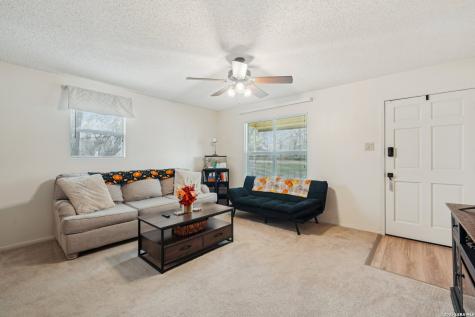 802 Eagle Creek Floresville TX 78114