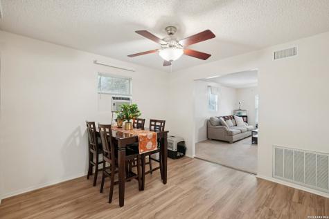 802 Eagle Creek Floresville TX 78114