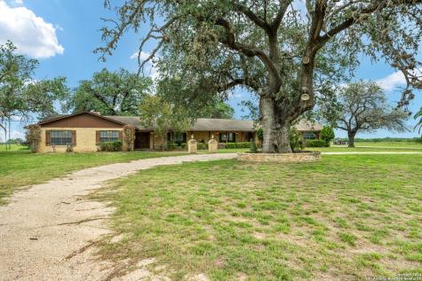 1095 Uvalde Street Pleasanton TX 78064