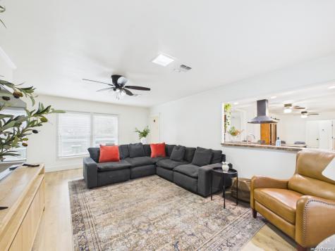112 Live Oak Poth TX 78147