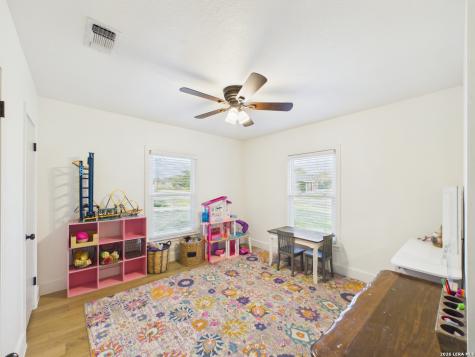 112 Live Oak Poth TX 78147