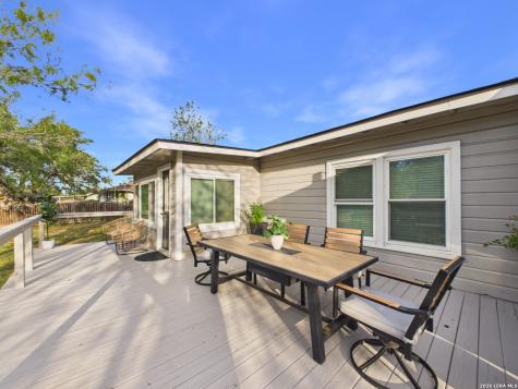 112 Live Oak Poth TX 78147