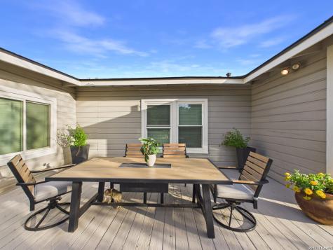 112 Live Oak Poth TX 78147