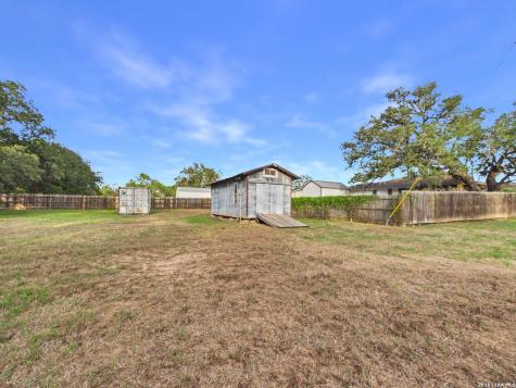 112 Live Oak Poth TX 78147