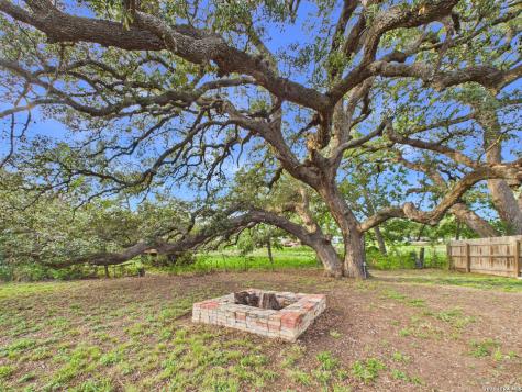 112 Live Oak Poth TX 78147