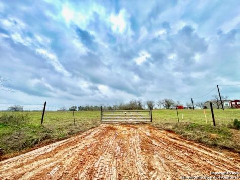 1898 County Road 302 Floresville TX 78114