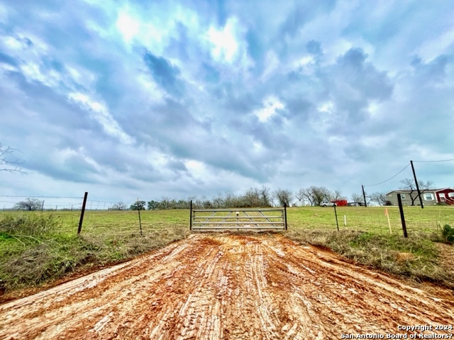 1898 County Road 302 Floresville TX 78114