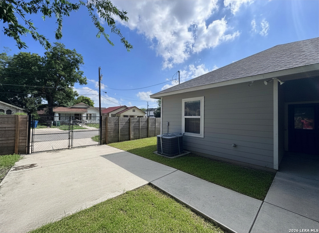 1018 S Pine Street San Antonio TX 78210