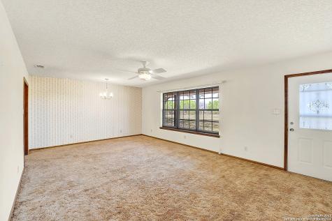 1212 County Road 337 La Vernia TX 78121