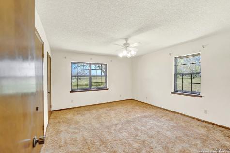 1212 County Road 337 La Vernia TX 78121