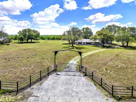 1212 County Road 337 La Vernia TX 78121