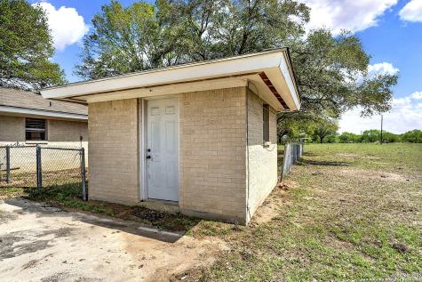 1212 County Road 337 La Vernia TX 78121