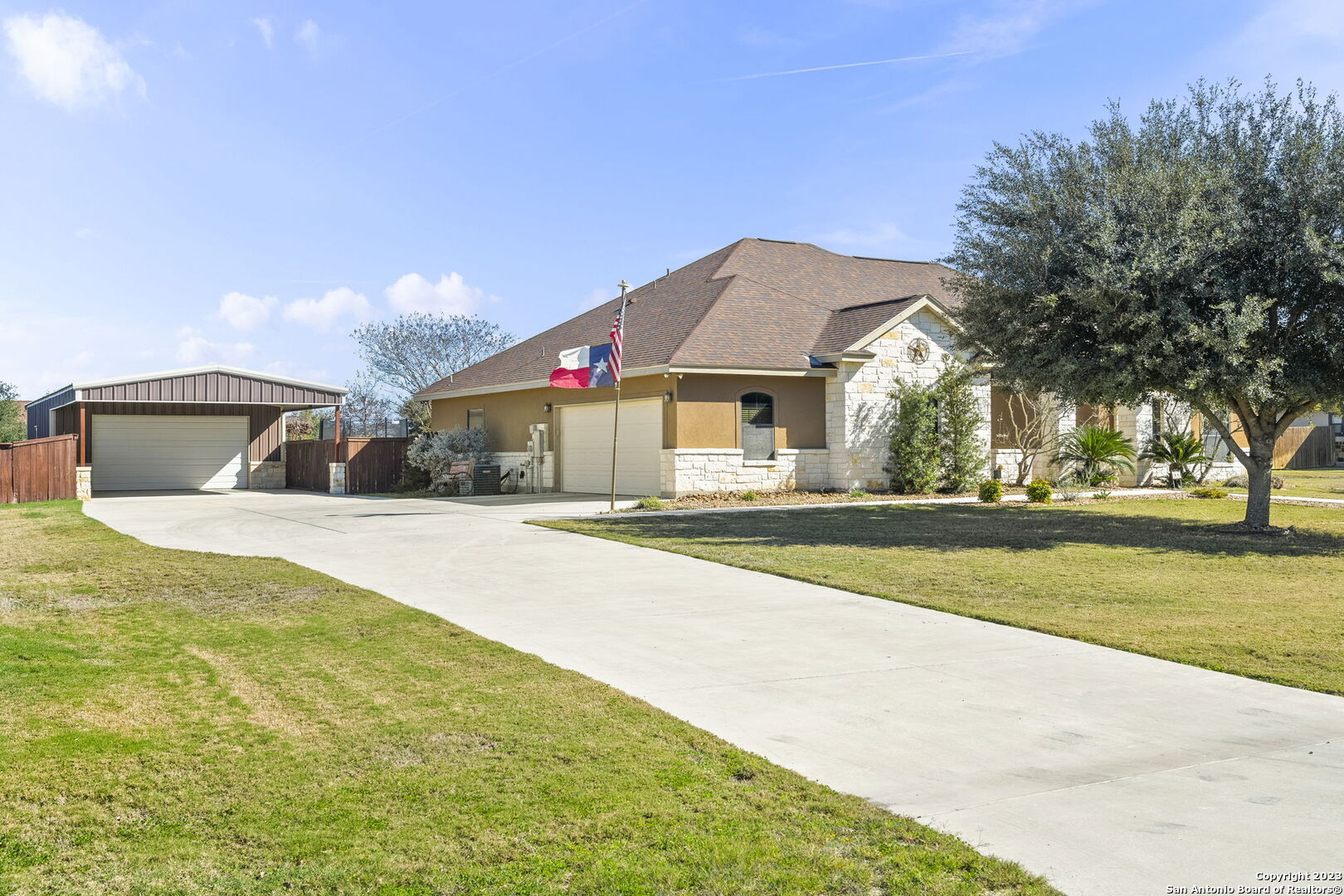 113 S Abrego Crossing Floresville TX 78114