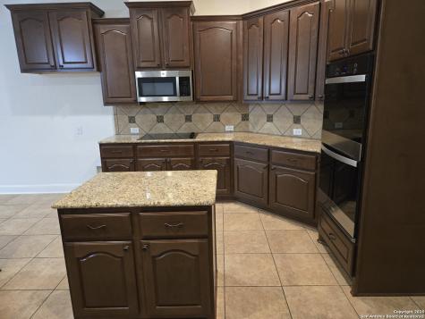 6718 Laura Heights Schertz TX 78154