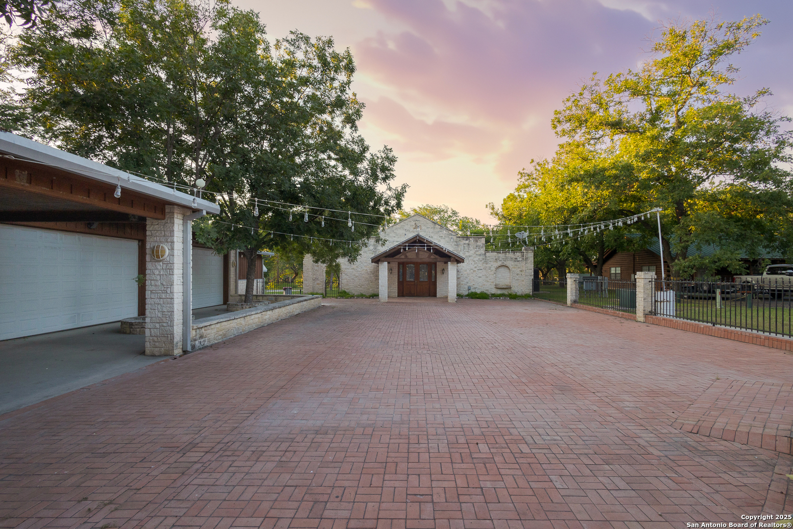 370 Johnny Seibert Lane Leakey TX 78873